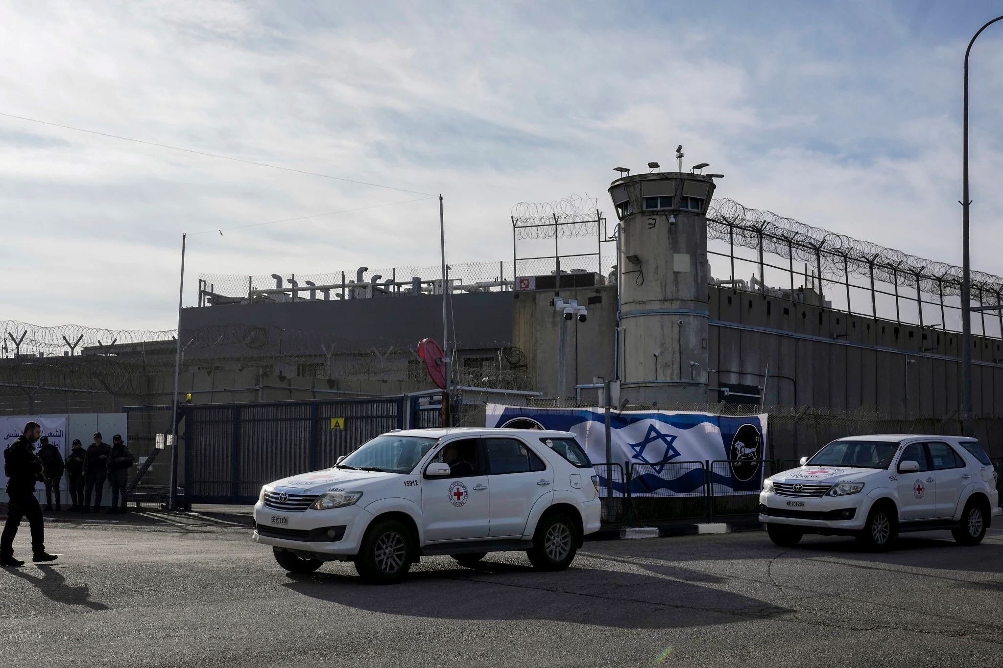 Γάζα: Το Ισραήλ κατηγορεί την Χαμάς ότι αθέτησε τη συμφωνία ανταλλαγής ομήρων – Αναχώρησαν από τις φυλακές Παλαιστίνιοι κρατούμενοι