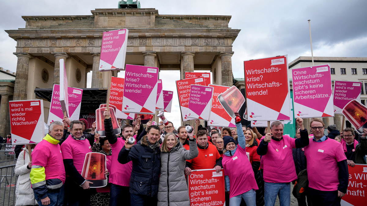 Διαδηλώσεις κατά της AfD και του CDU σε πολλές γερμανικές πόλεις – Διατηρεί ωστόσο το προβάδισμά της η Χριστιανική Ένωση