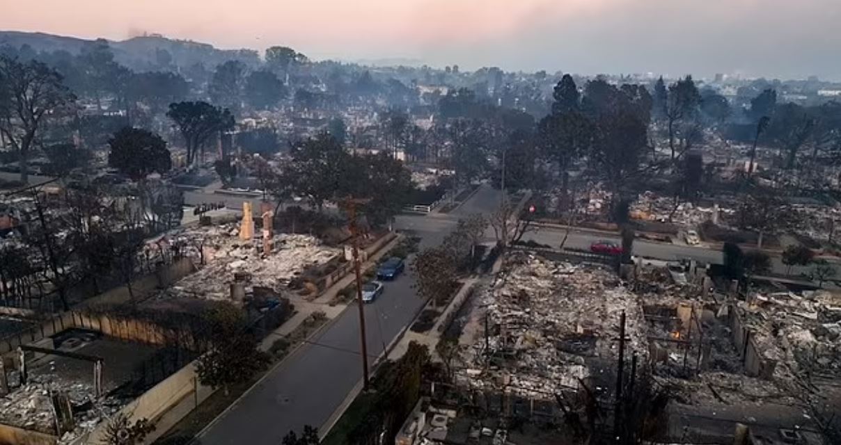Λος Άντζελες: Χιλιόμετρα επί χιλιομέτρων από καμένα ερείπια εκεί που ήταν επαύλεις εκατομμυρίων δολαρίων – Στάχτη 2000 κτίρια