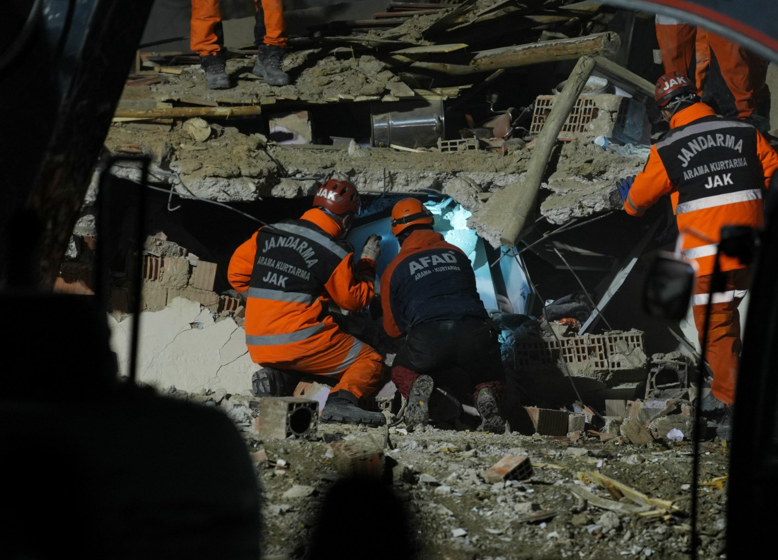 Τουρκία: Δύο νεκροί από την κατάρρευση του τετραώροφου κτιρίου στο Ικόνιο – Συγκινητικές στιγμές από τις διασώσεις