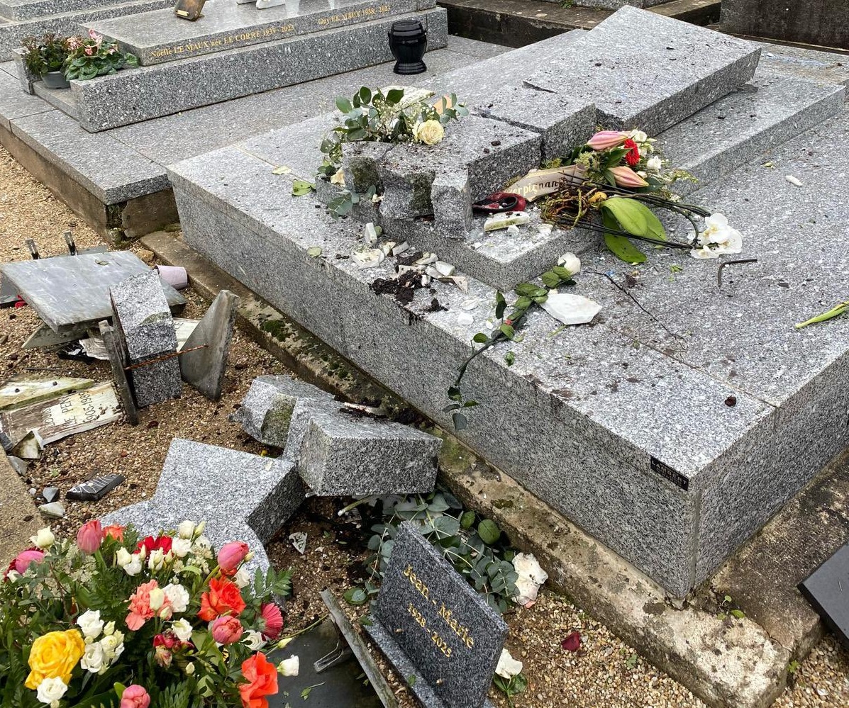 Γαλλία: Βεβηλώθηκε ο τάφος του Ζαν Μαρί Λεπέν