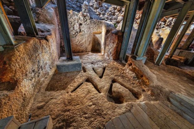 Τα μυστηριώδη σκαλίσματα σε σχήμα V που ανακαλύφθηκαν στο δάπεδο της δομής.