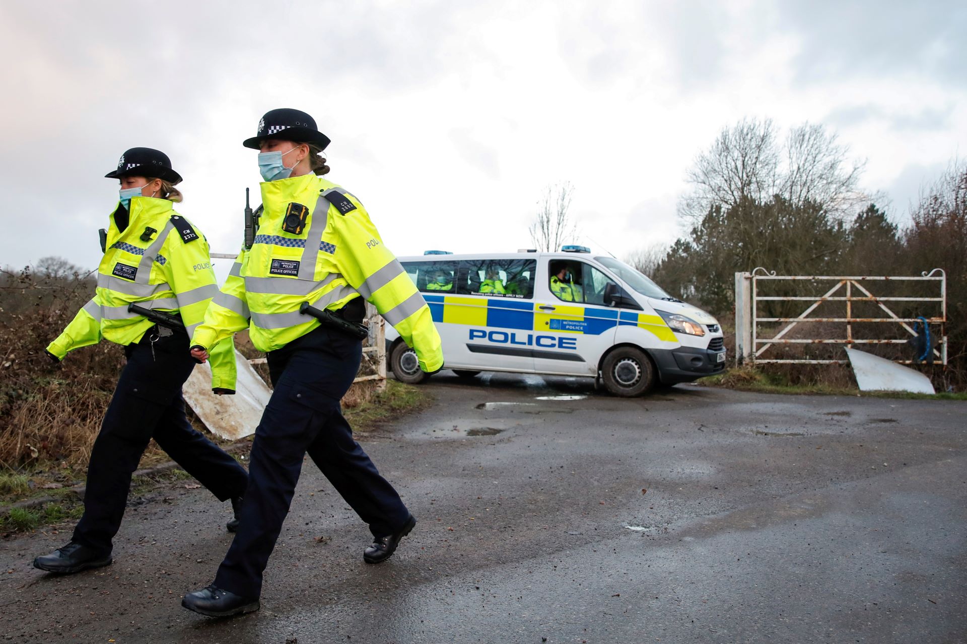 Εφιαλτικές στιγμές για ζευγάρι στη Βρετανία: 15χρονος τους επιτέθηκε με τσεκούρι μέσα στο σπίτι τους – Ο άνδρας έχασε το χέρι του
