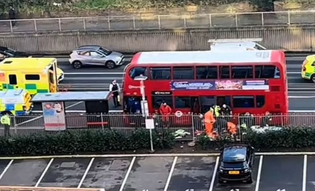 Λονδίνο: Νεκρός έφηβος σε λεωφορείο – Τον μαχαίρωσαν και εξαφανίστηκαν