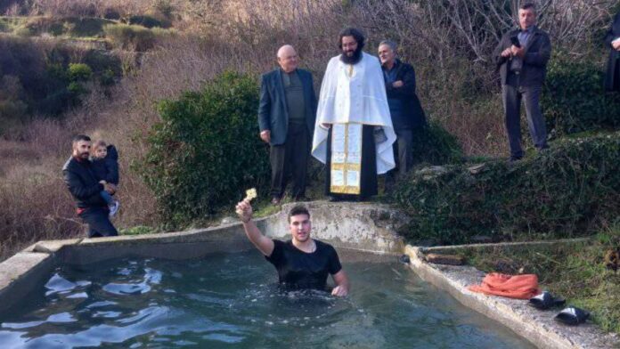 Θεοφάνια 2025 – Νάξος: Βούτηξε σε στέρνα για να πιάσει στον Σταυρό – Δείτε βίντεο