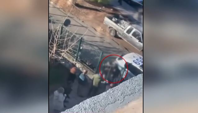 Πάτρα: Η στιγμή που εμπλεκόμενος στα επεισόδια του ΕΠΑΛ αντιστέκεται στη προσαγωγή του – Δείτε βίντεο