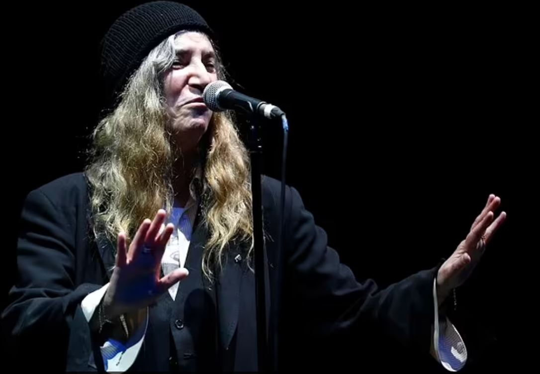 Patti Smith: Κατέρρευσε επί σκηνής η τραγουδίστρια – Επέστρεψε και ζήτησε συγγνώμη από το κοινό