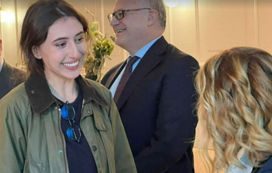 ΣΑΛΑ ΔΗΜΟΣΙΟΓΡΑΦΟΣ