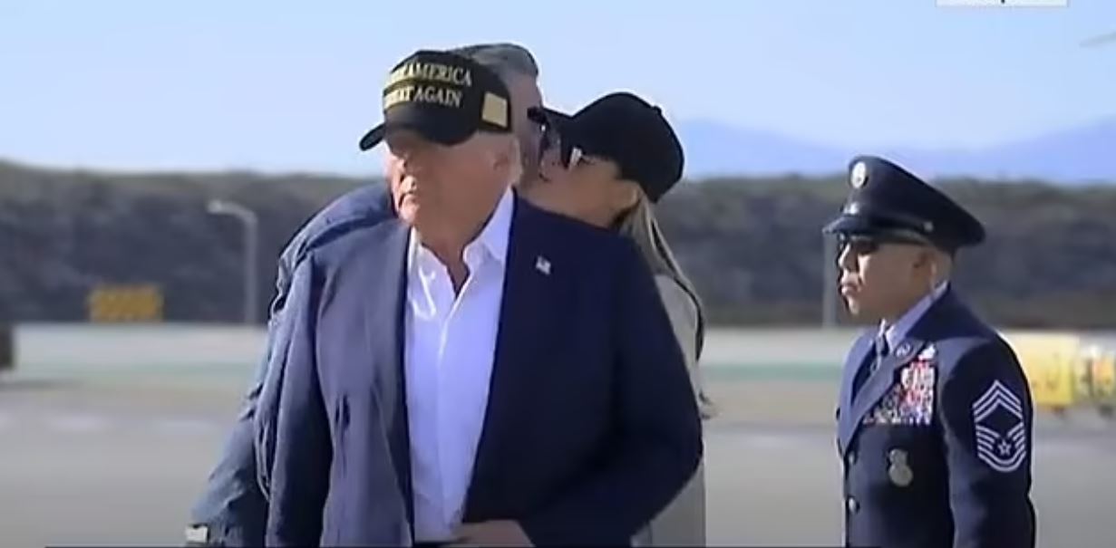 Τι τρέχει με την Μελάνια και τον κυβερνήτη της Καλιφόρνιας; Το φιλί πίσω από την πλάτη του Τραμπ που πυροδότησε τα σχόλια