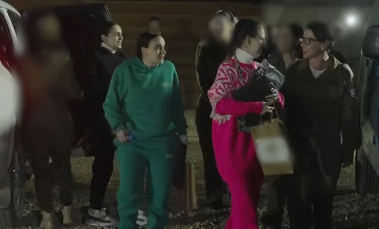 Ισραήλ: Στη δημοσιότητα οι πρώτες φωτογραφίες των ομήρων με τις μητέρες τους – Έφτασαν στο νοσοκομείο