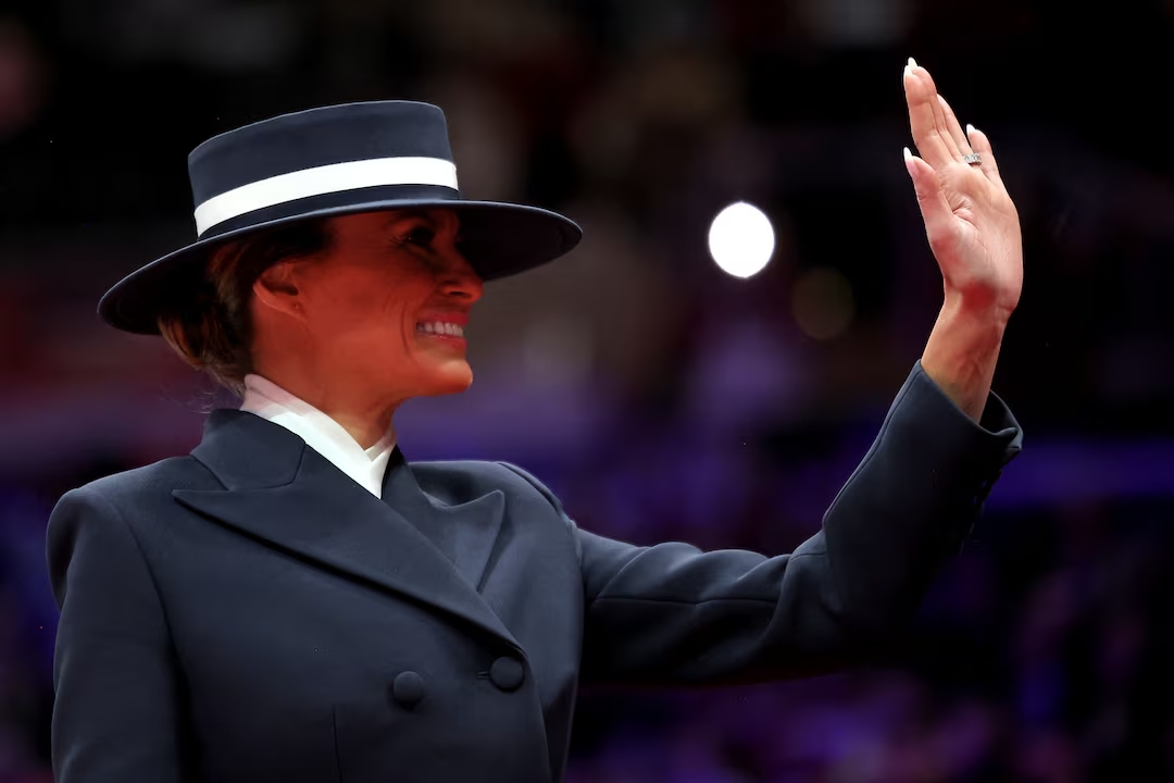 Μελάνια Τραμπ: Ο πραγματικός λόγος που επέλεξε το καπέλο που έγινε θέμα συζήτησης σε όλον τον κόσμο