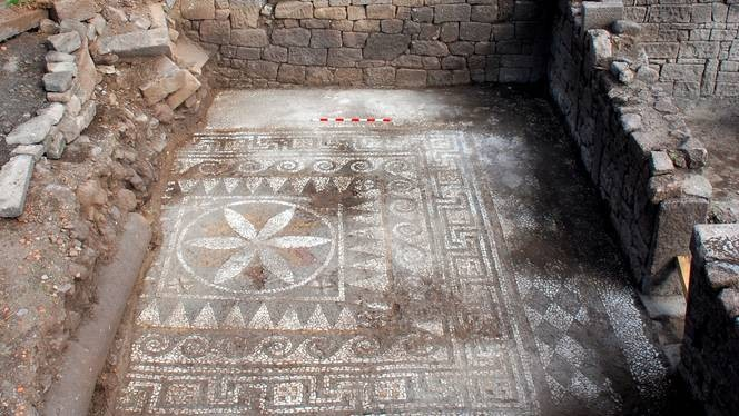 Το ψηφιδωτό που ανακαλύφθηκε στην αρχαία ελληνική πόλη.