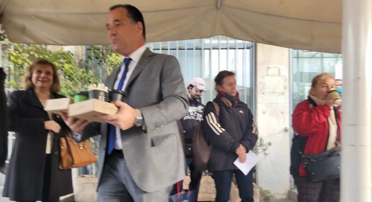 Άδωνις Γεωργιάδης: Άνοιξε με κλειδαρά φαρμακείο του ΕΟΠΥΥ – «Θέλω να ζητήσω συγγνώμη από τον κόσμο που περίμενε στην ουρά»