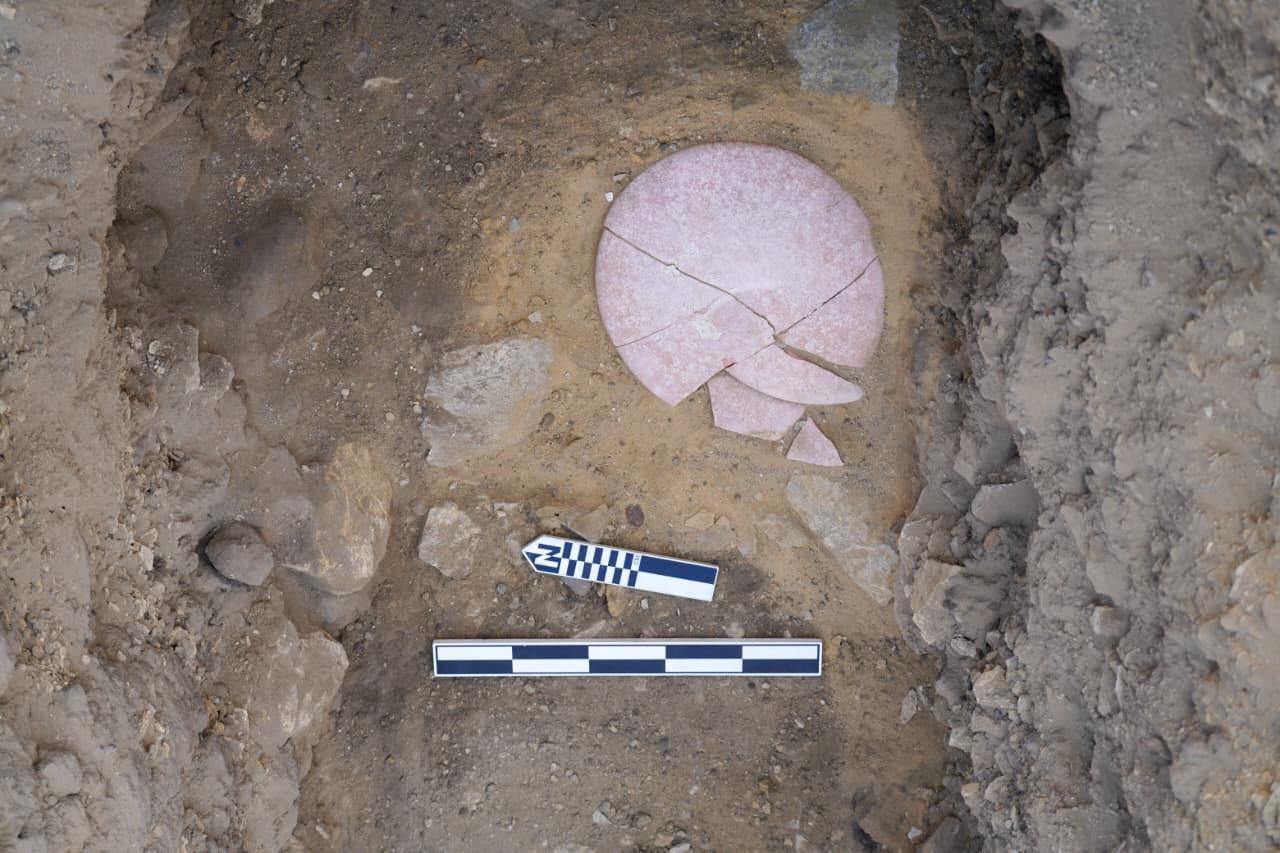 Το αλαβάστρινο πιάτο ανάμεσα στα ευρήματα.