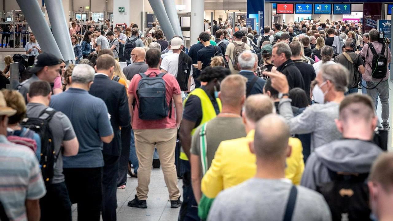 Γερμανία: Χάος στα αεροδρόμια λόγω προβλήματος στο ηλεκτρονικό σύστημα της αστυνομίας για τον έλεγχο των επιβατών
