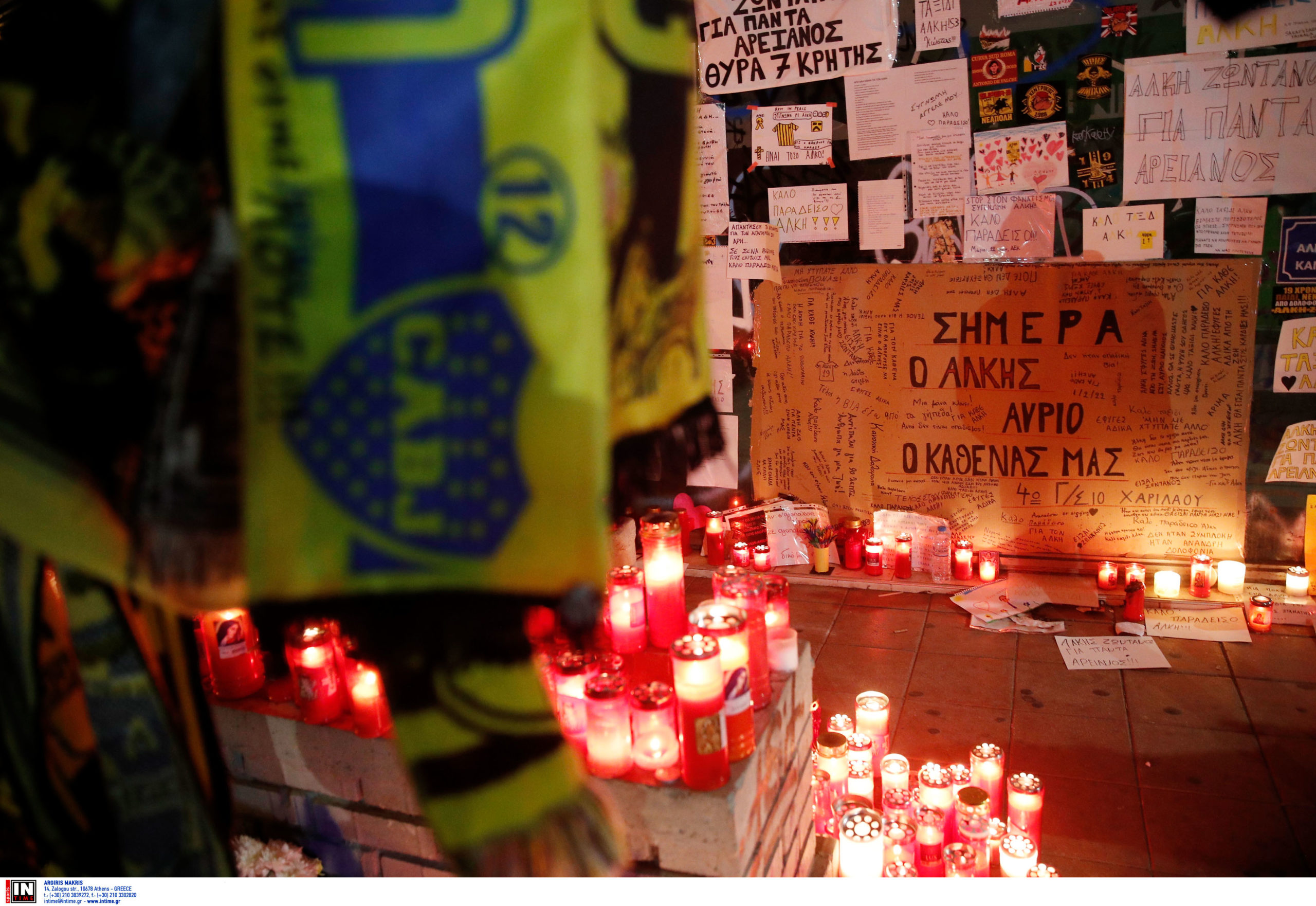 Θεσσαλονίκη: Τρία χρόνια χωρίς τον Άλκη Καμπανό – 19 κεριά στο σημείο που δολοφονήθηκε το παιδί-σύμβολο κατά της οπαδικής βίας