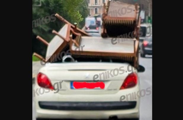 Λεωφόρος Αλεξάνδρας: Έκανε το κάμπριο… μεταφορική – Έβαλε 2 καρέκλες και ένα καναπεδάκι πάνω στο αυτοκίνητο – ΦΩΤΟ αναγνώστη