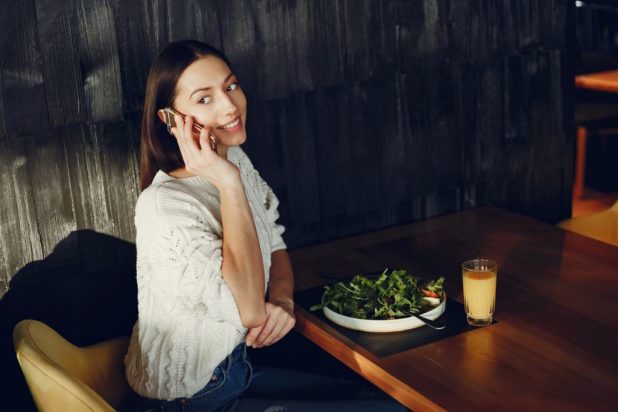 Ύπνος: Οι 5 τροφές που πρέπει να τρώτε πριν κοιμηθείτε για αποφύγετε την αϋπνία, σύμφωνα με ειδικό