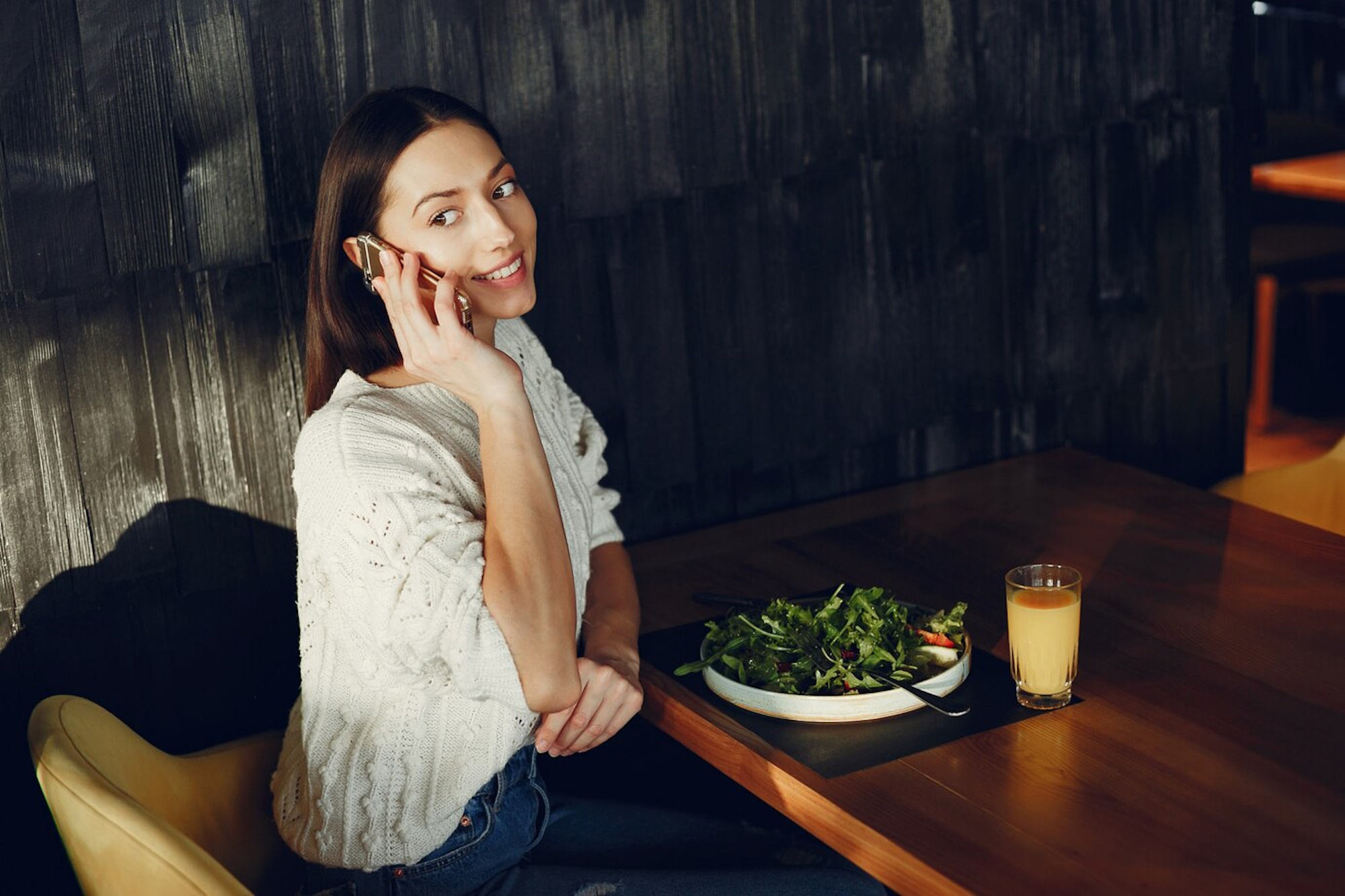 Ύπνος: Οι 5 τροφές που πρέπει να τρώτε πριν κοιμηθείτε για αποφύγετε την αϋπνία, σύμφωνα με ειδικό