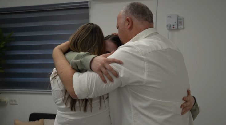 Η 20χρονη Αγκάμ Μπέργκερ που απελευθερώθηκε από την Χαμάς στις 30 Ιανουαρίου 2025 επανενώθηκε με τους γονείς της