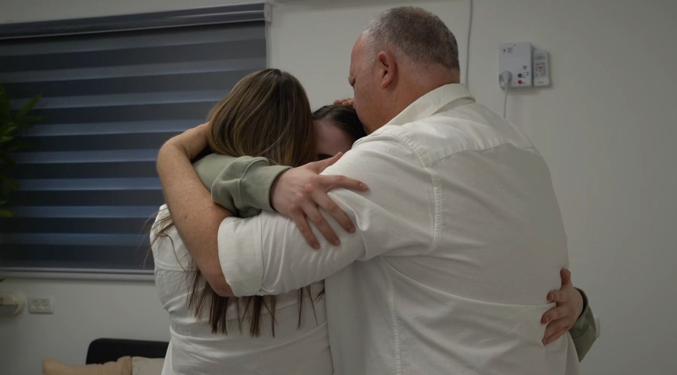 Η 20χρονη Αγκάμ Μπέργκερ που απελευθερώθηκε από την Χαμάς στις 30 Ιανουαρίου 2025 επανενώθηκε με τους γονείς της