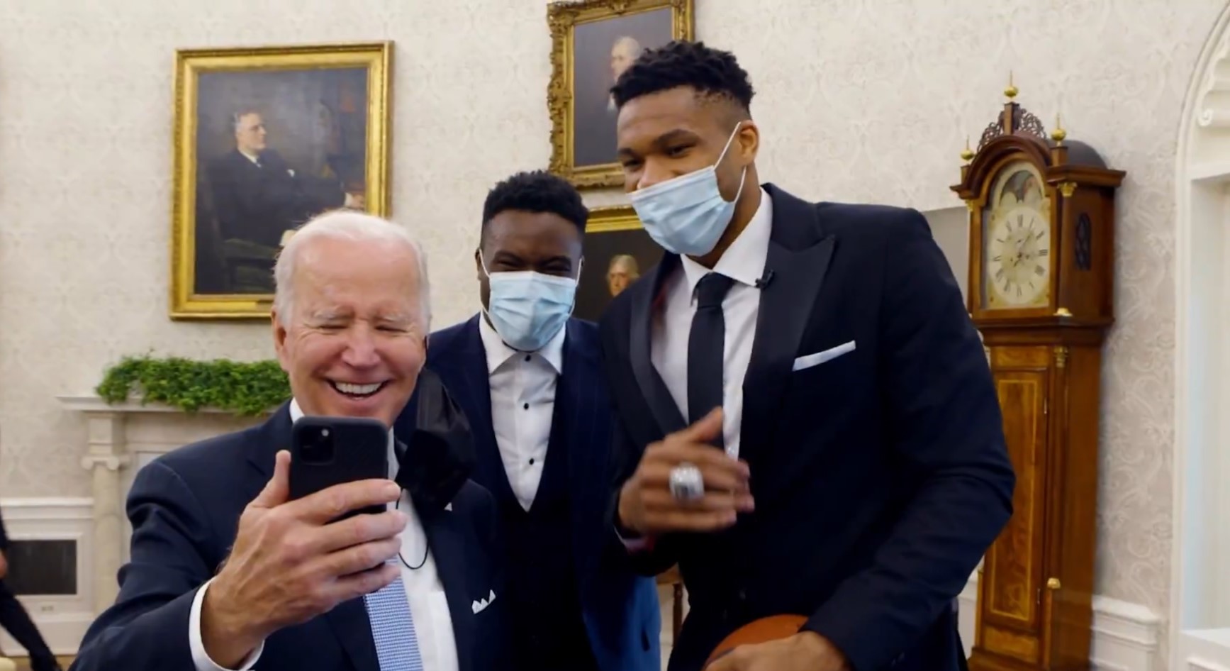 Τζο Μπάιντεν: Με τους Αντετοκούνμπο το αποχαιρετιστήριο βίντεό του – «Αμερική σ’ ευχαριστώ»