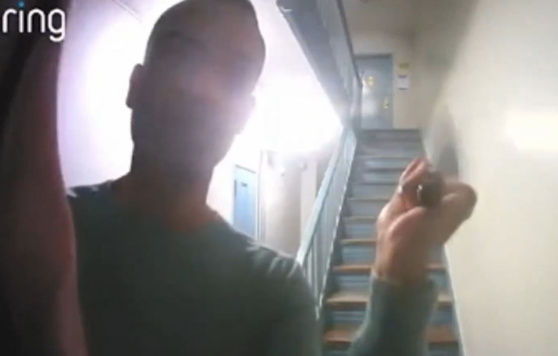 Τρόμος στην πόρτα: Ο δράστης που σκότωσε έναν 14χρονο είχε καταγραφεί να μαχαιρώνει κάμερα ασφαλείας –  «Θα μπορούσε να είχε συμβεί σε μένα»