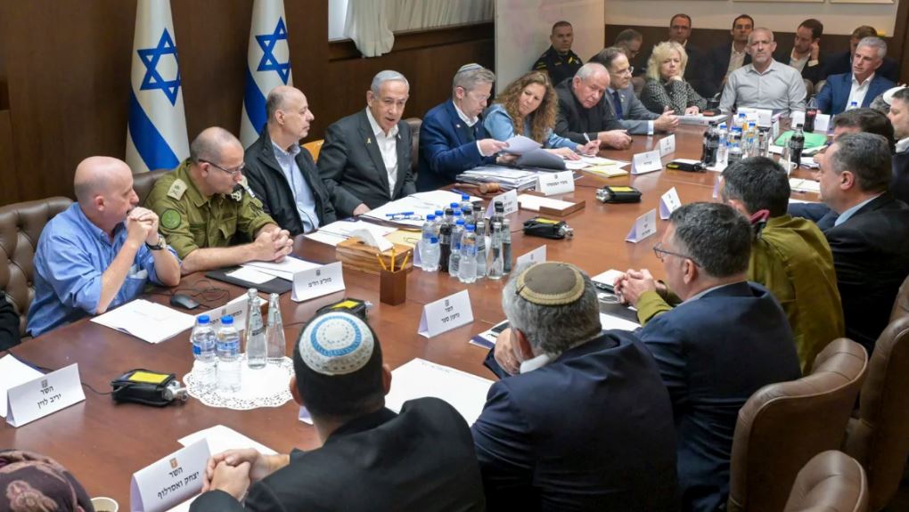 Ισραήλ: Το «ναι» στην συμφωνία εκεχειρίας αποκαλύπτει βαθιά σχίσματα στην κυβέρνηση Νετανιάχου που απειλούν τα συμφωνηθέντα και το πολιτικό του μέλλον