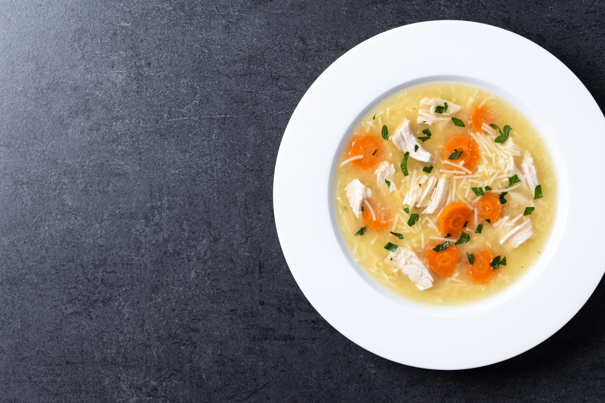 Συνταγή για θρεπτική κοτόσουπα με λεμόνι