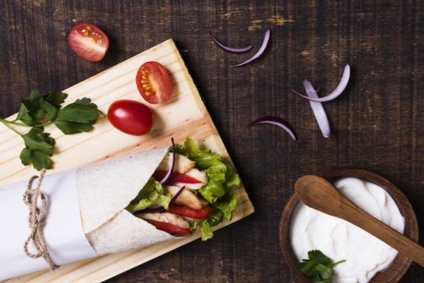 Συνταγή για σπιτικό γύρο κοτόπουλο στο air fryer - Έτοιμη σε 30 λεπτά