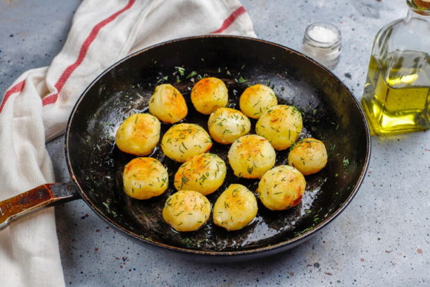 Συνταγή για πατάτες ψητές με σκόρδο και δενδρολίβανο