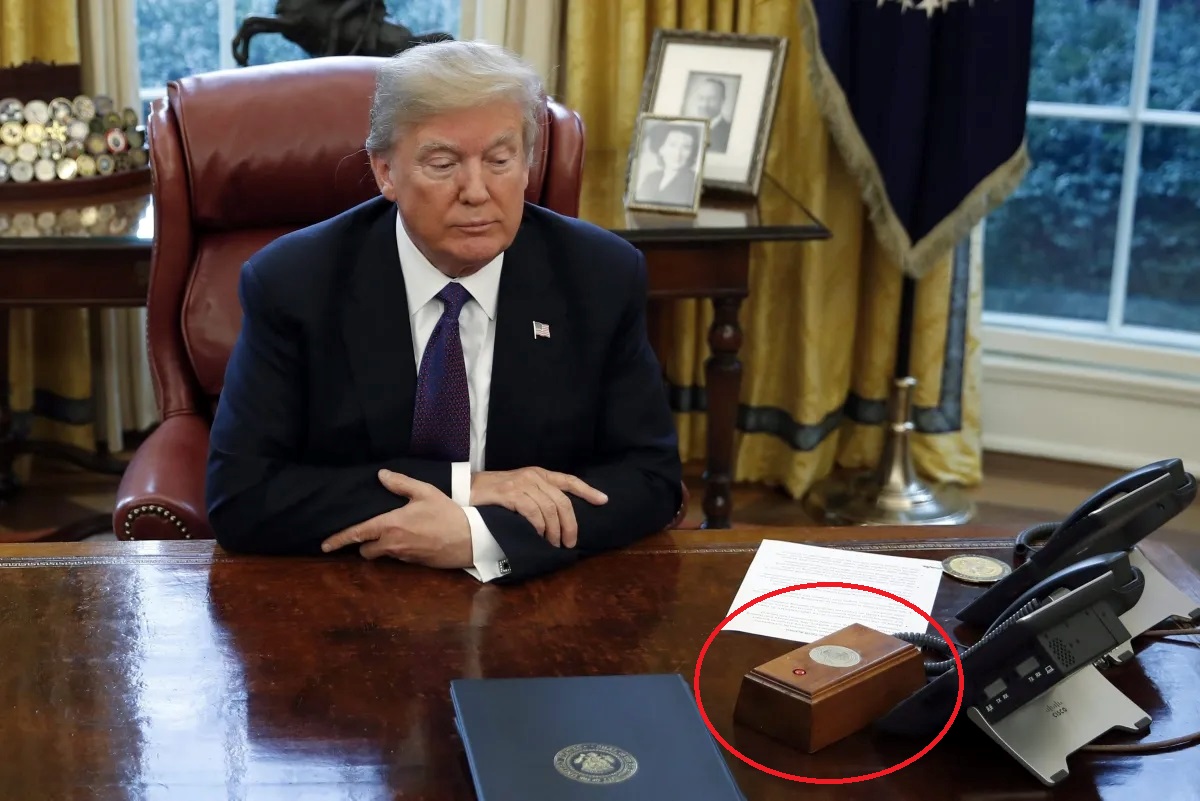 Τραμπ: Το διάσημο κουμπί για το αναψυκτικό διαίτης επέστρεψε στο Οβάλ Γραφείο – «Όλοι αγχώνονται λίγο όταν το πατάω»