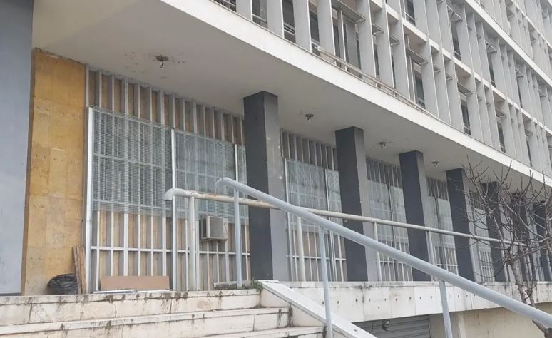 Θεσσαλονίκη: Με μεταλλικά πλέγματα κλείνουν τα παράθυρα των δικαστηρίων έναν χρόνο μετά την αποστολή του φακέλου – βόμβα στην πρόεδρο Εφετών