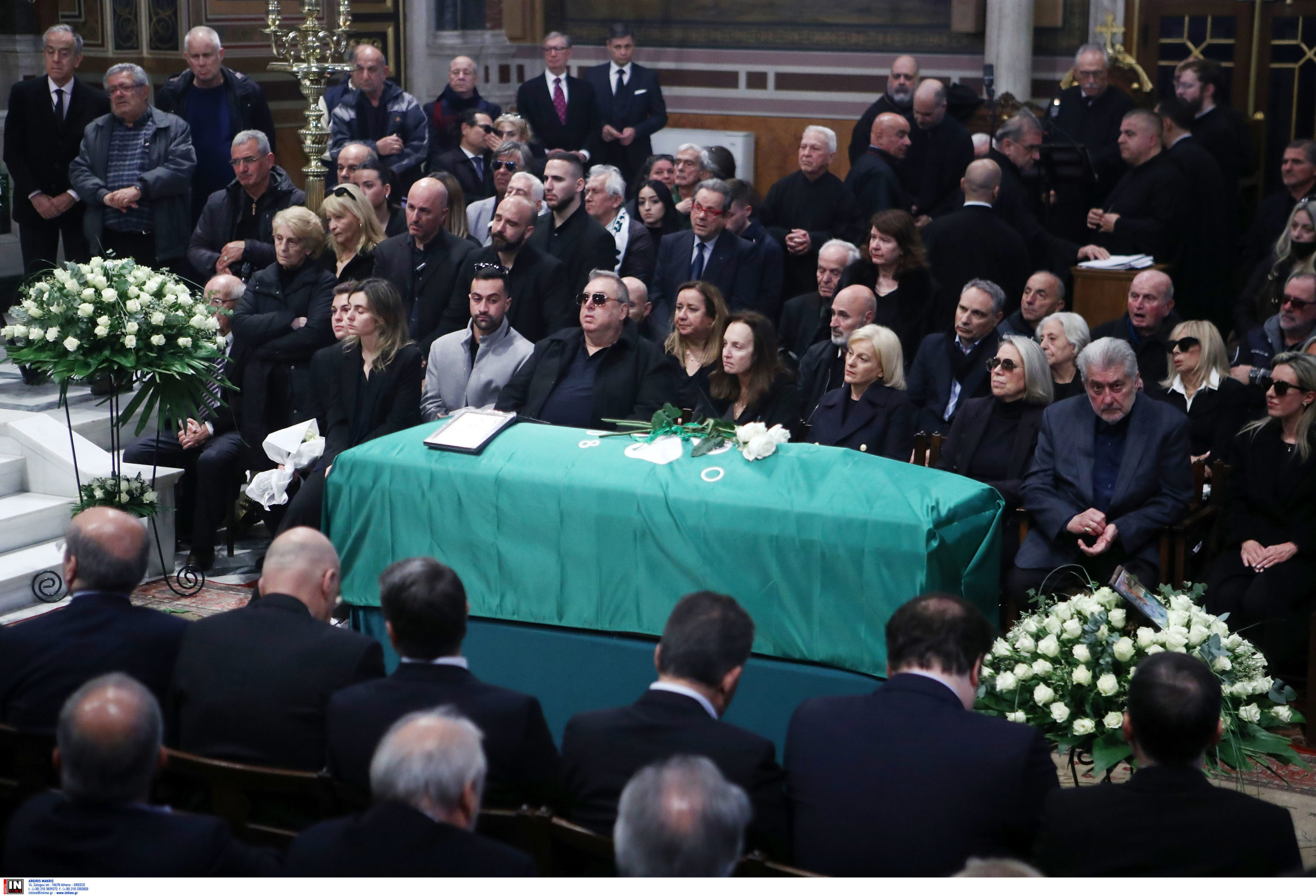 Μίμης Δομάζος: Συγκίνηση στο τελευταίο «αντίο» στον «στρατηγό» – ΦΩΤΟ και ΒΙΝΤΕΟ