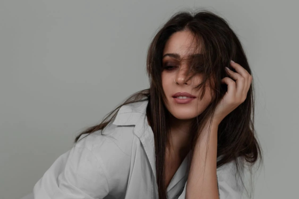 Οι γυναίκες που κρύβουν τον πόνο τους πίσω από ένα χαμόγελο, συνήθως εμφανίζουν αυτές τις 8 συμπεριφορές