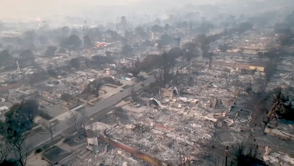 Πόλη «φάντασμα» το Λος Άντζελες: Συγκλονιστικό βίντεο από drone αποκαλύπτει τη βιβλική καταστροφή από τις φωτιές