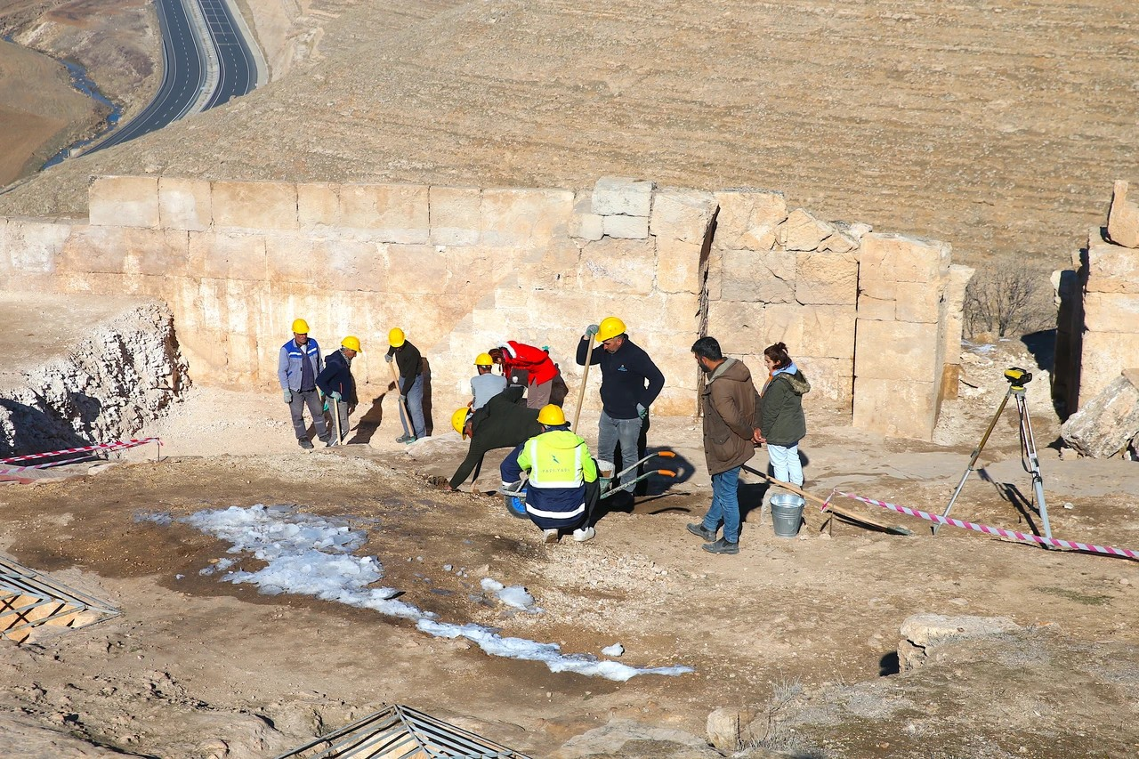 Θησαυροί της ρωμαϊκής ιστορίας συνεχίζουν να έρχονται στο φως, στο ιστορικό κάστρο, μετά την ανακάλυψη των αρχαίων νότιων τειχών του, που ξεκλειδώνουν τα μυστικά ενός μοναδικού ναού του Μίθρα. Φωτογραφία: ΑΑ
