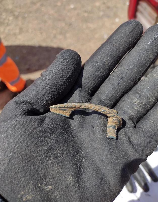 Ανακαλύφθηκαν δεκαπέντε καρφίτσες, 460 ρωμαϊκά νομίσματα και περισσότερα από 420 κιλά κεραμικών και οστών ζώων.