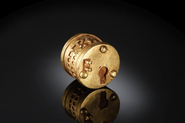 Η χρυσή και σιδερένια κλειδαριά έχει μέγεθος1.1 cm x 1.2 cm.