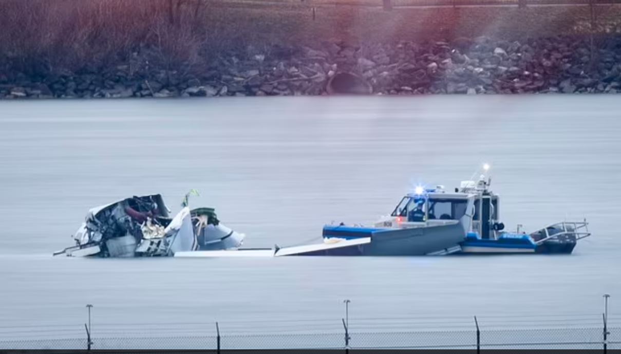 Ουάσινγκτον: Πού καταλήγουν οι έρευνες για τα αίτια της αεροπορικής τραγωδίας – Πότε θα «μιλήσουν» τα μαύρα κουτιά