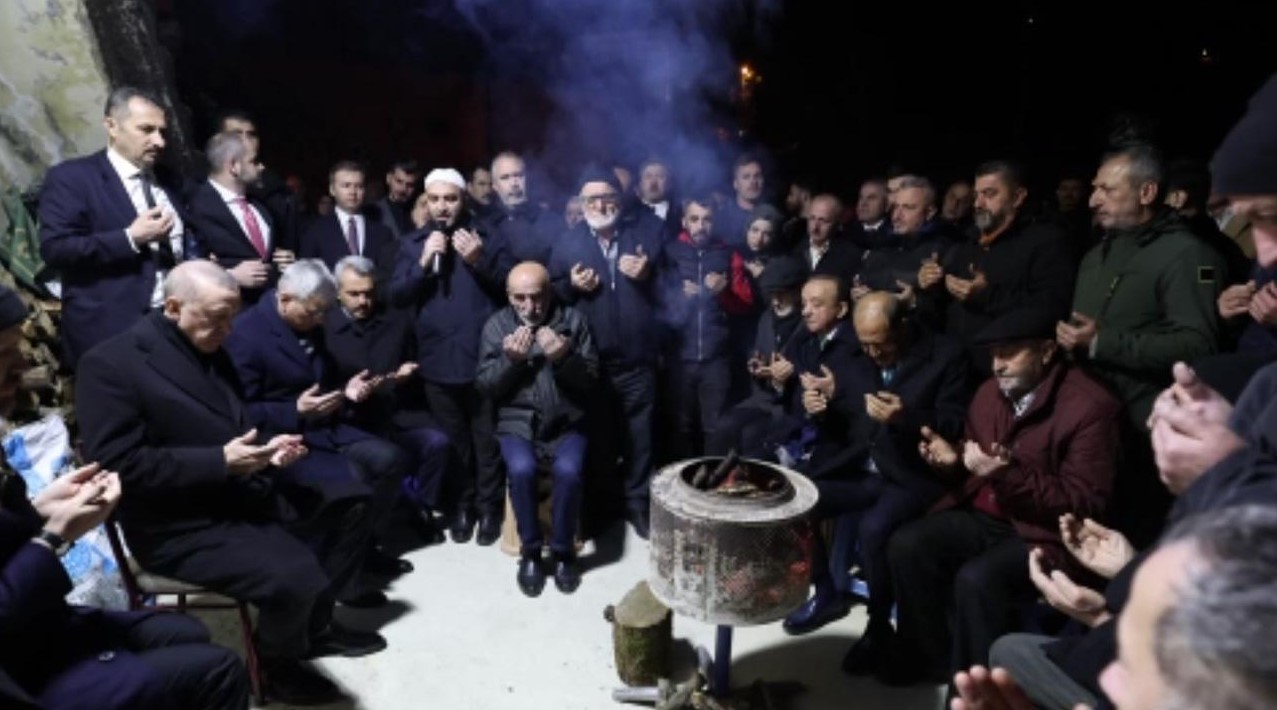 Ο Ταγίπε Ερντογάν (αριστερά) επισκέφθηκε το σπίτι του γείτονα του και προσευχήθηκε με την οικογένεια του, ενώ διάβασε και το Κοράνι. 