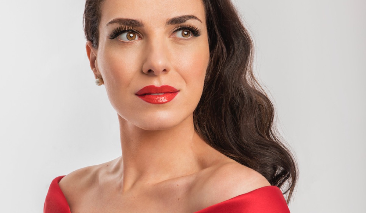 Φωτεινή Δάρρα: Ερμηνεύει έναν μουσικοθεατρικό μονόλογο για τη ζωή της Τζένης Βάνου στο θέατρο Ακροπόλ