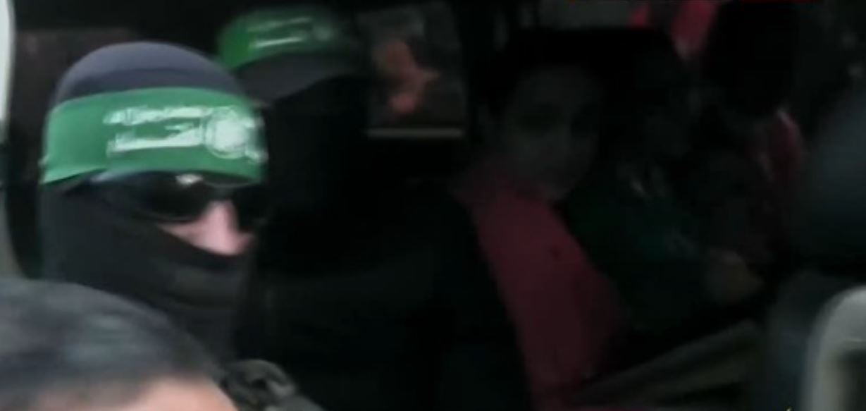 Γάζα: Η στιγμή που οι τρεις γυναίκες όμηροι της Χαμάς παραδίδονται στον Ερυθρό Σταυρό – ΒΙΝΤΕΟ