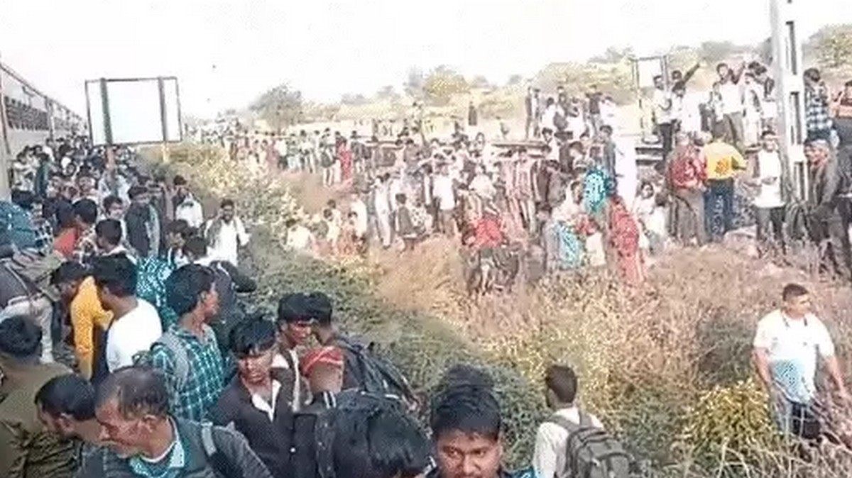 Ινδία: Έντεκα άνθρωποι πήδηξαν από τρένο έπειτα από συναγερμό για φωτιά και… σκοτώθηκαν από διερχόμενη αμαξοστοιχία