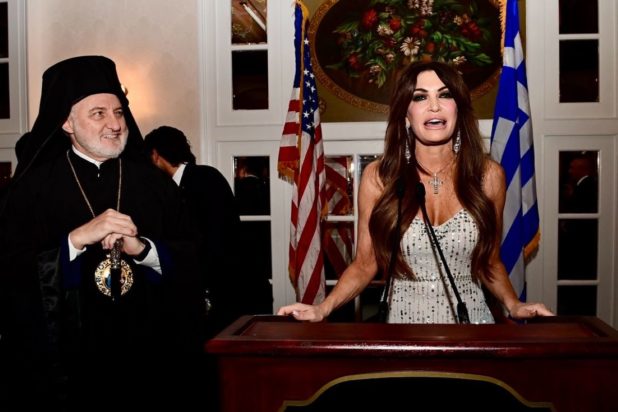 Η Μέλανι Γκιλφόϊλ με τον Αρχιεπίσκοπο Αμερικής, Ελπιδοφόρο.