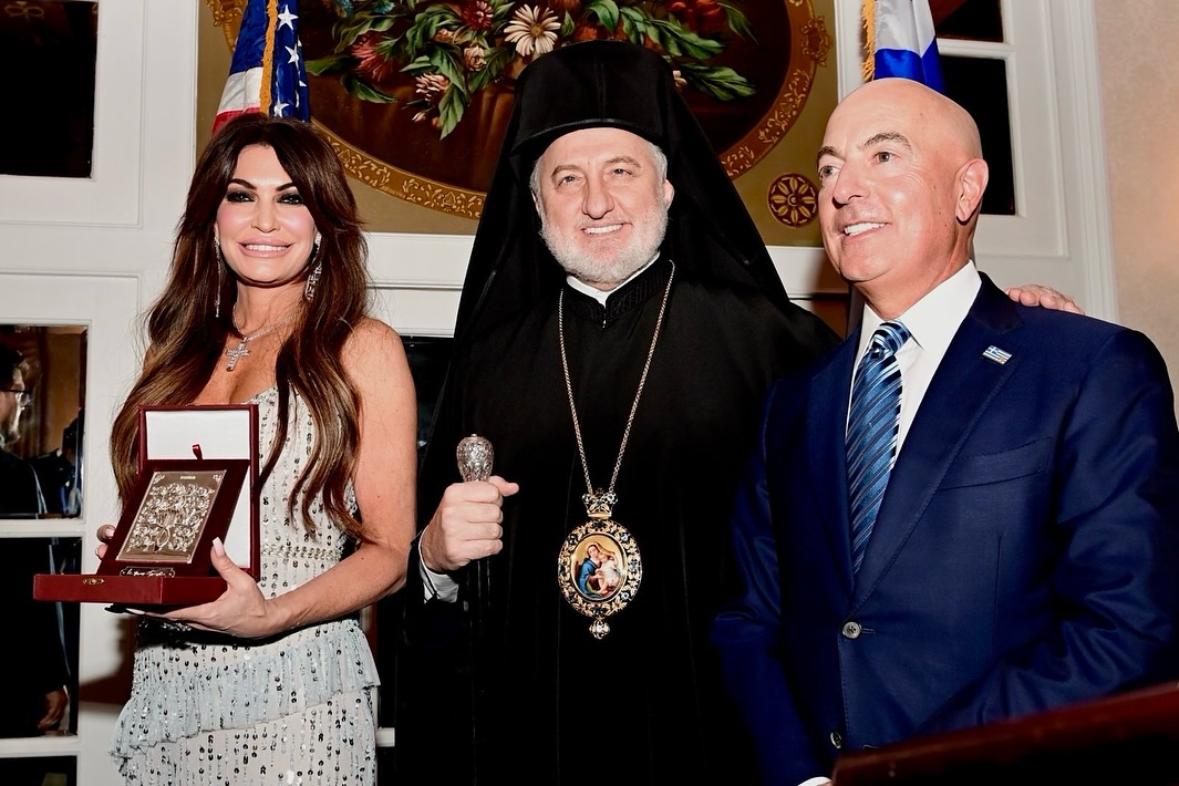 Η Μέλανι Γκιλφόϊλ με τον Αρχιεπίσκοπο Αμερικής, Ελπιδοφόρο.