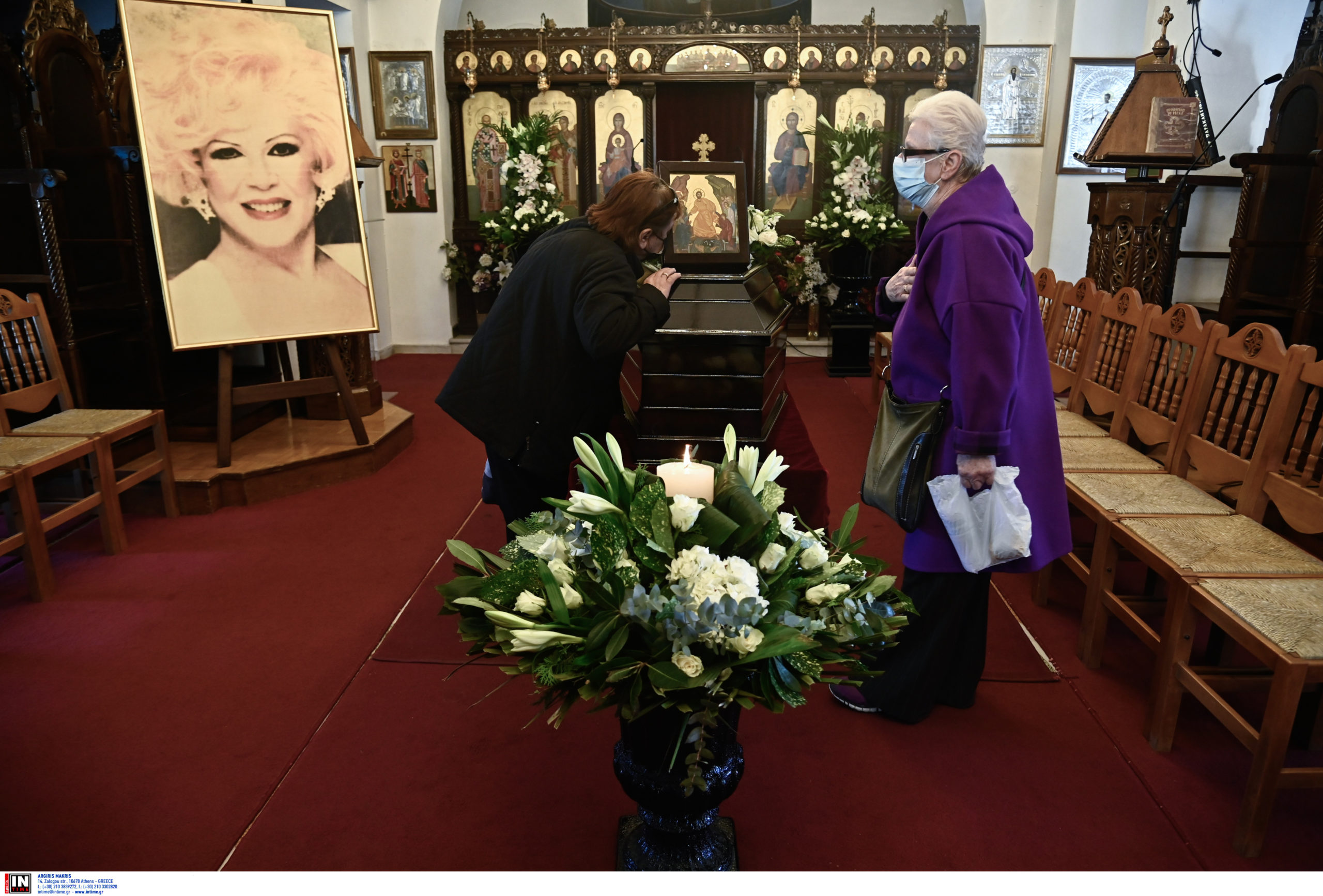 Καίτη Γκρέυ: Σε λαϊκό προσκύνημα η σορός της σπουδαίας τραγουδίστριας – ΦΩΤΟ