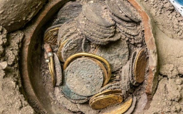 Η κρύπτη με τα νομίσματα του ύστερου μεσαίωνα.