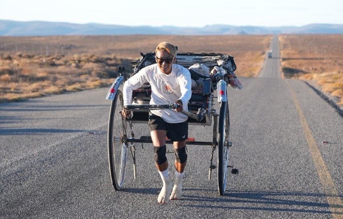 Ιάπωνας έτρεξε 6.000 χλμ. από την Κένυα μέχρι το Κέιπ Τάουν – Έσερνε ένα ρίκσο