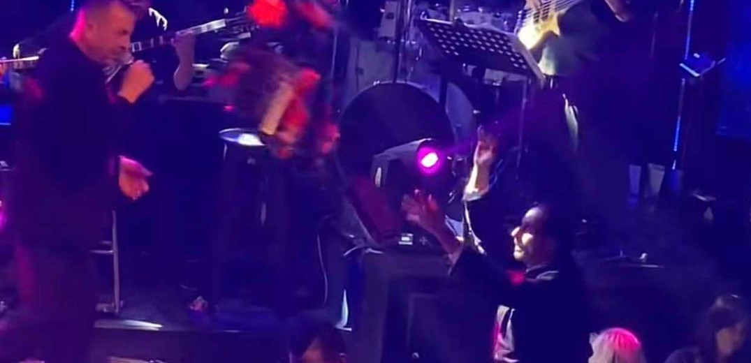 Θεσσαλονίκη: Ιερέας πήγε στα μπουζούκια και πετούσε λουλούδια ενώ άκουγε το «Αλήτης και Αμαρτωλός» 